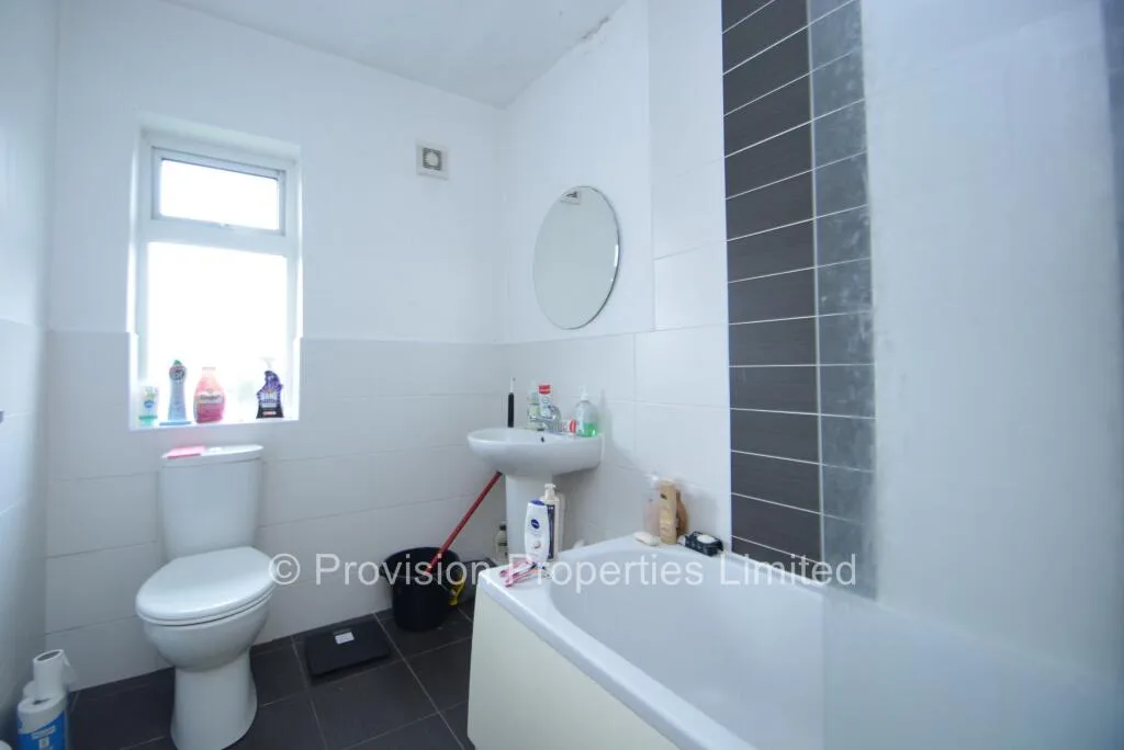 6 bedroom end of terrace house for rent