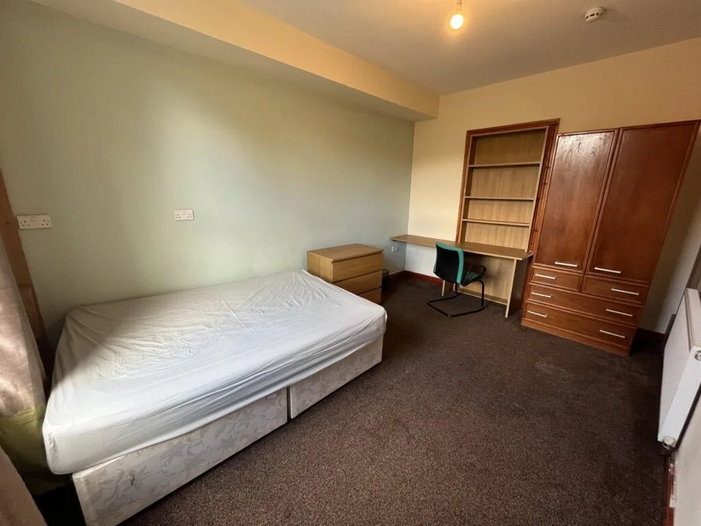6 bedroom semi-detached house for rent