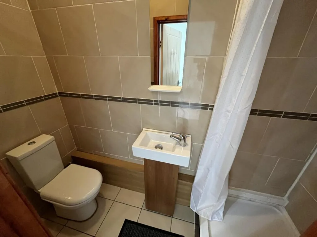 6 bedroom semi-detached house for rent