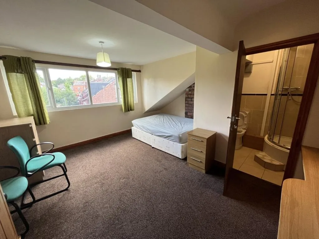 6 bedroom semi-detached house for rent