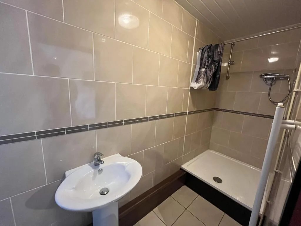 6 bedroom semi-detached house for rent