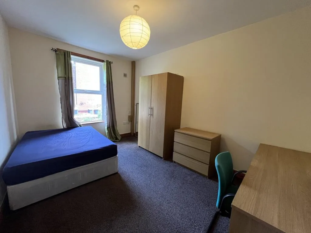 6 bedroom semi-detached house for rent