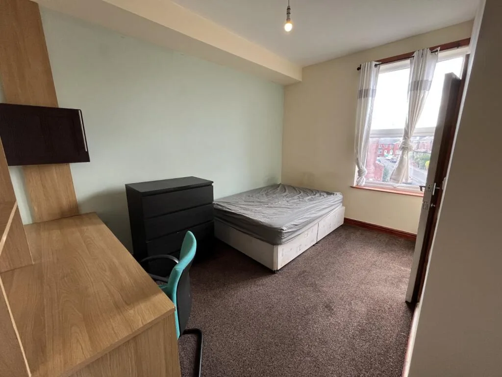 6 bedroom semi-detached house for rent