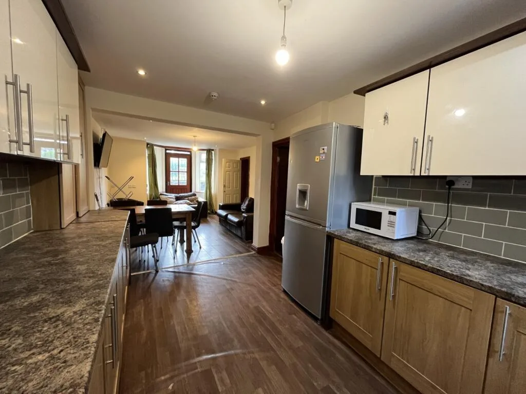 6 bedroom semi-detached house for rent