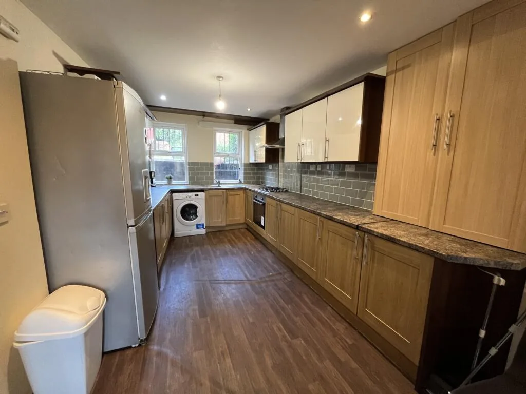 6 bedroom semi-detached house for rent