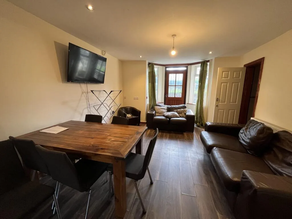 6 bedroom semi-detached house for rent