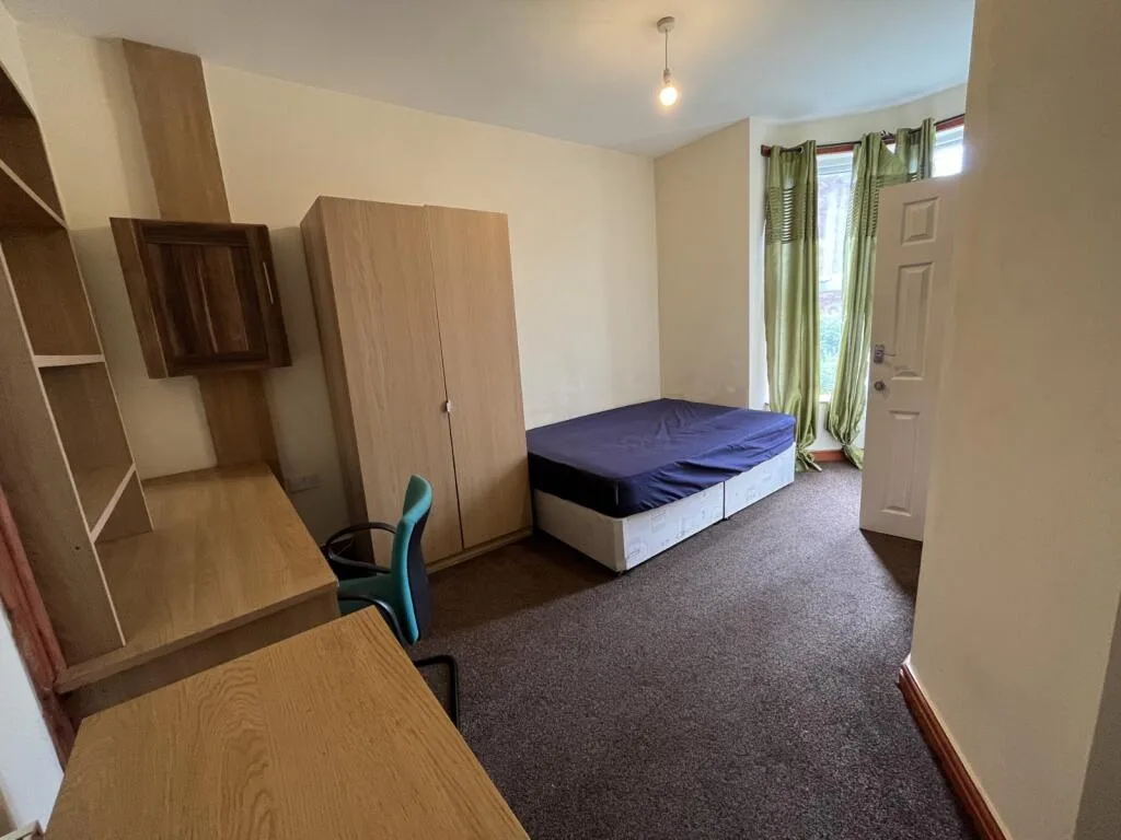 6 bedroom semi-detached house for rent