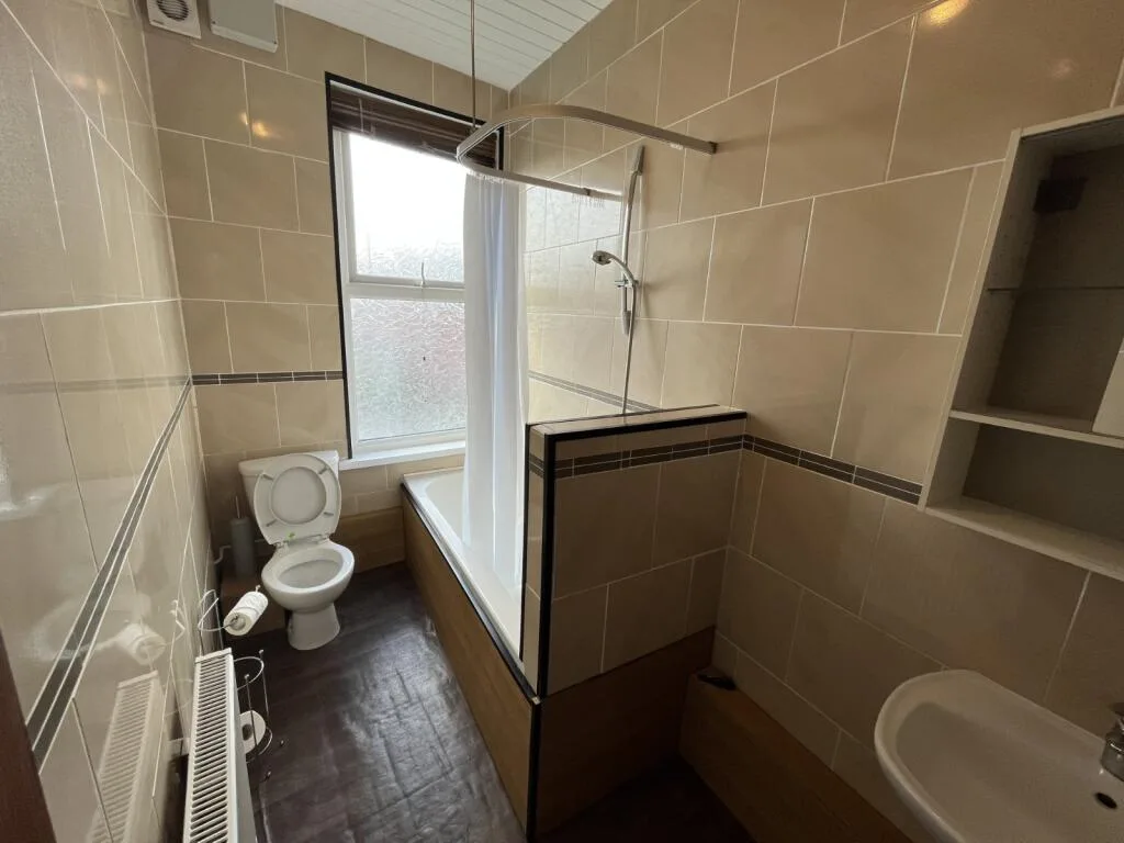 6 bedroom semi-detached house for rent
