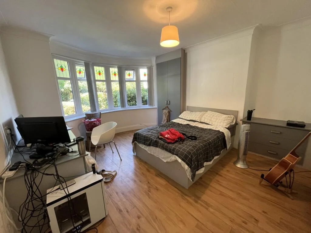 6 bedroom semi-detached house for rent