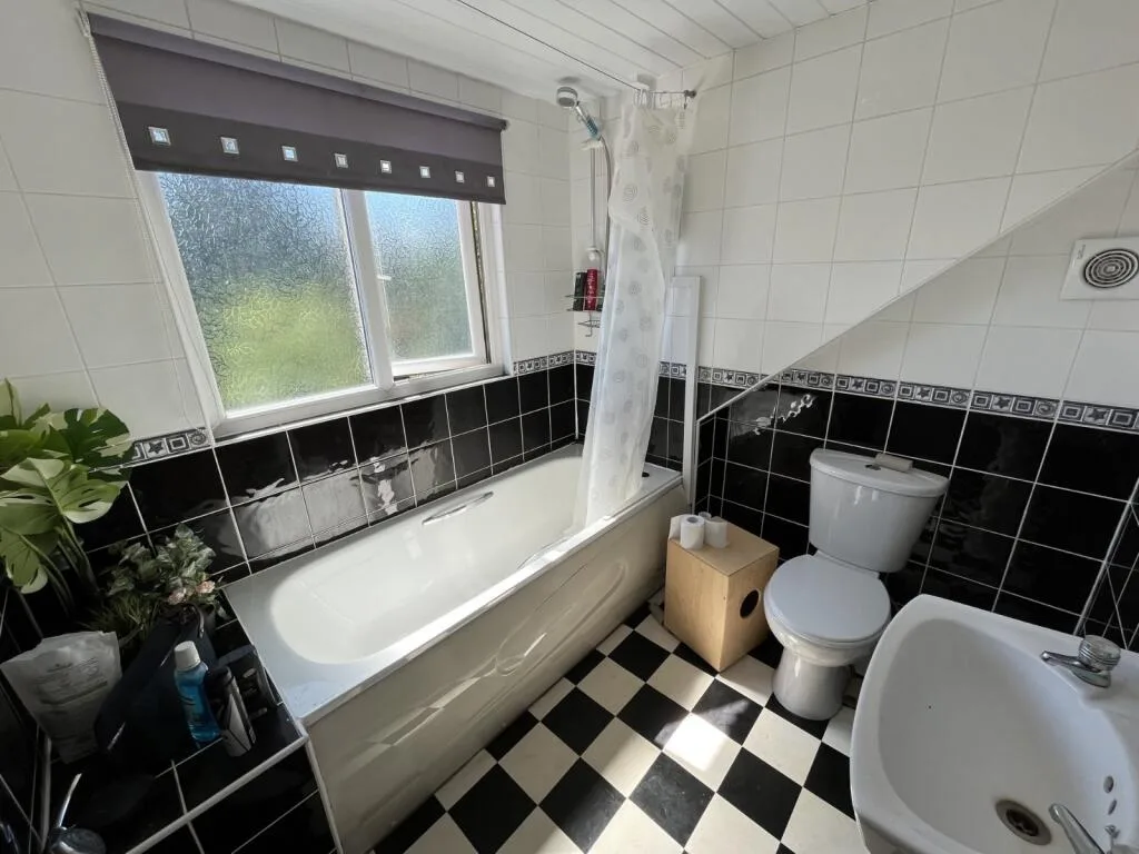 6 bedroom semi-detached house for rent