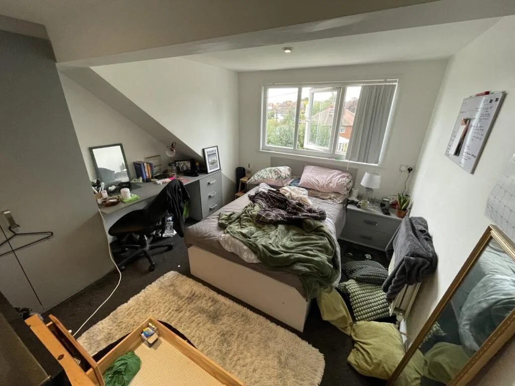 6 bedroom semi-detached house for rent