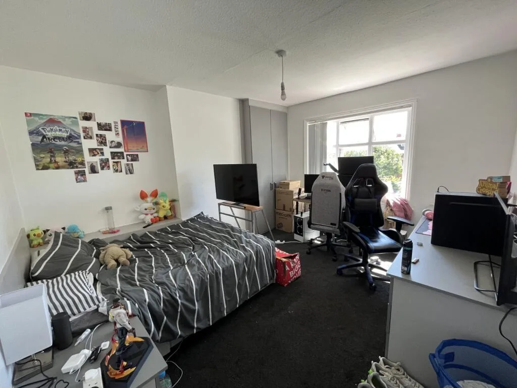 6 bedroom semi-detached house for rent
