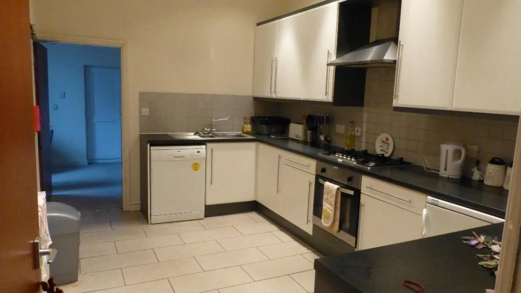 6 bedroom end of terrace house for rent