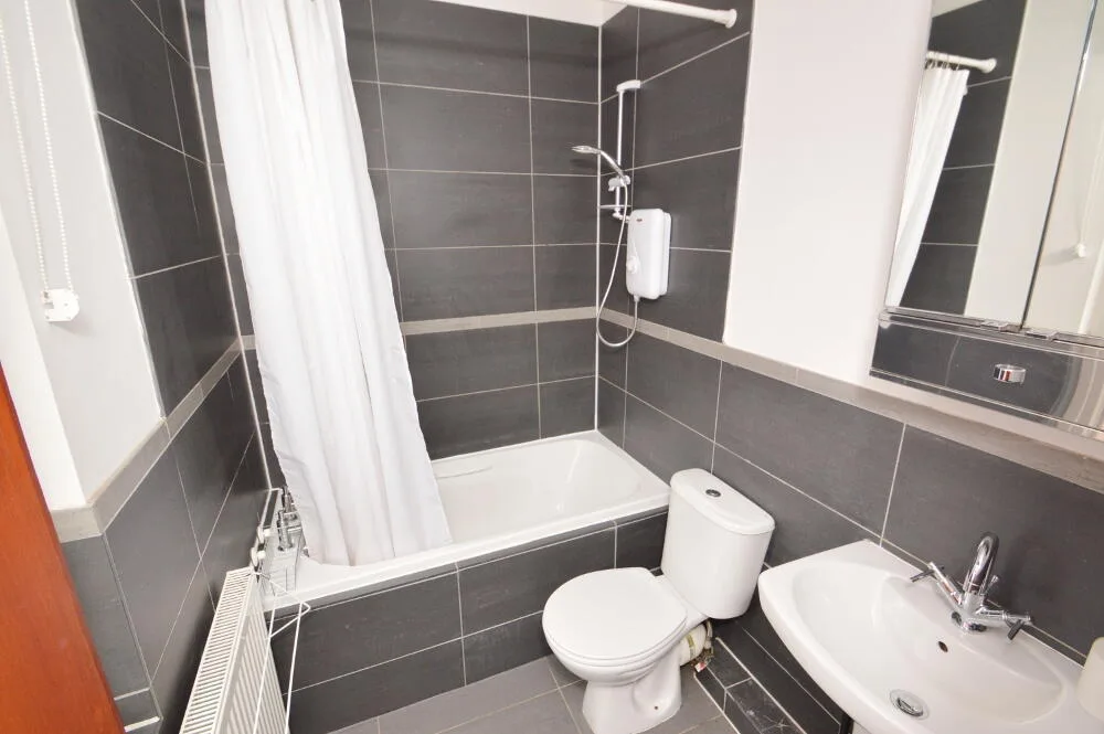 6 bedroom end of terrace house for rent