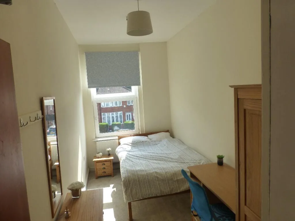 6 bedroom end of terrace house for rent