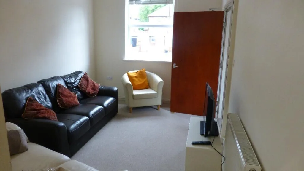 6 bedroom end of terrace house for rent