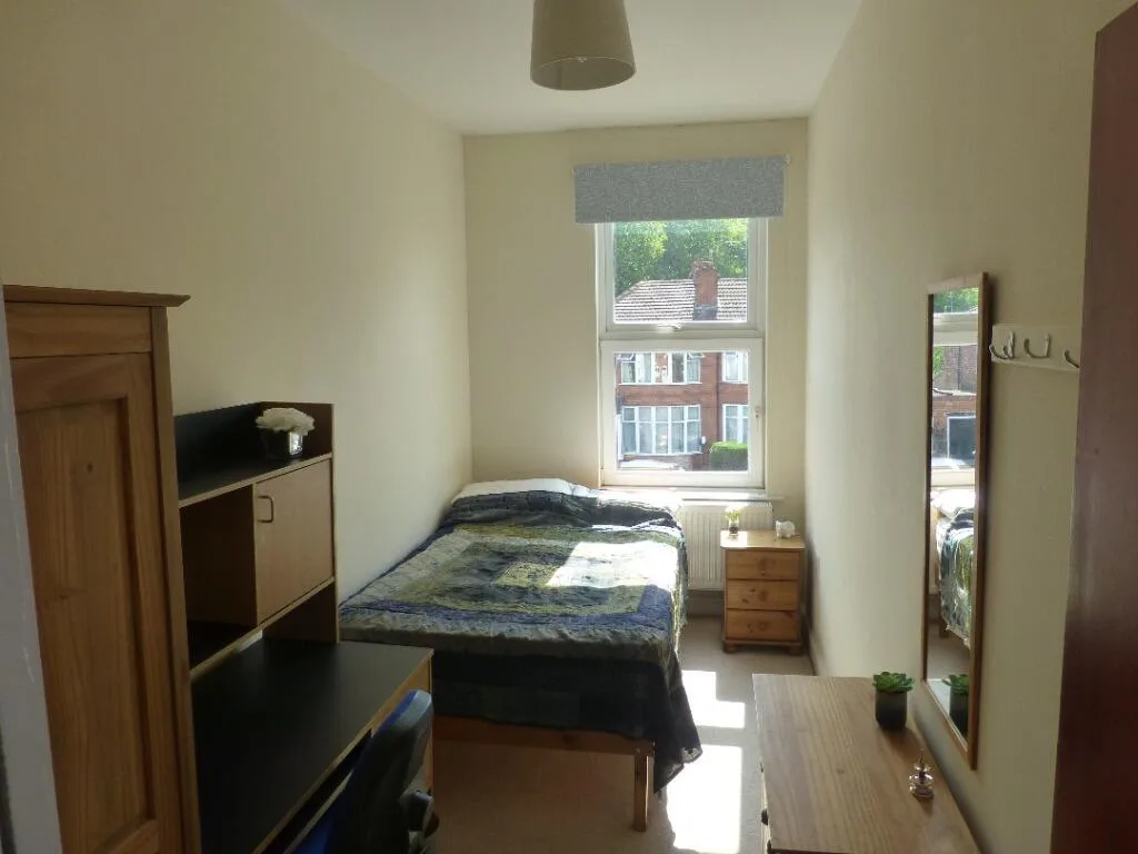 6 bedroom end of terrace house for rent