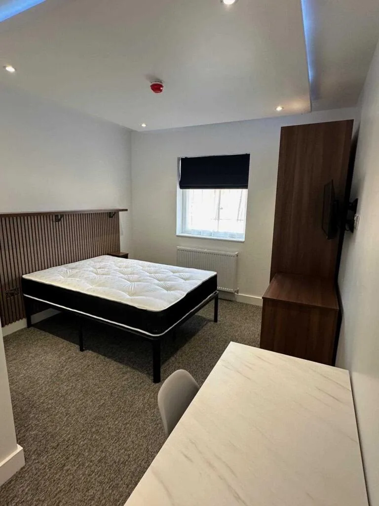 6 bedroom semi-detached house for rent