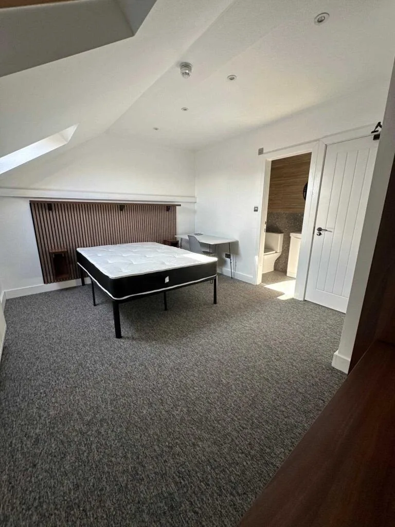 6 bedroom semi-detached house for rent