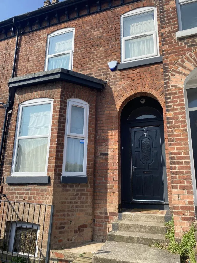 6 bedroom semi-detached house for rent