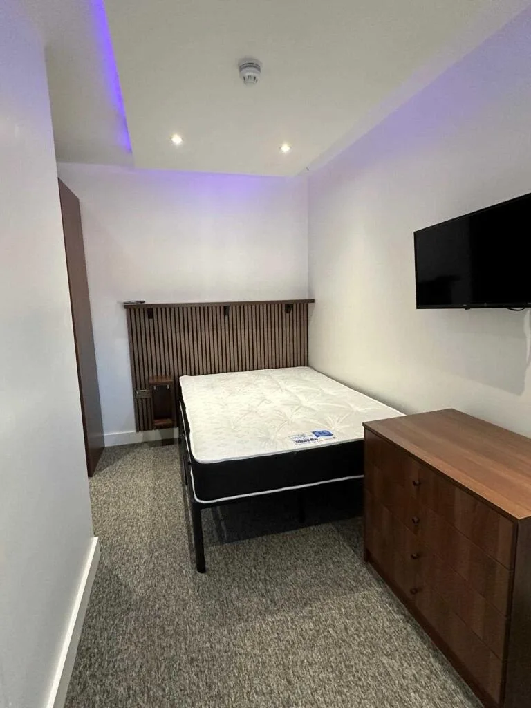 6 bedroom semi-detached house for rent