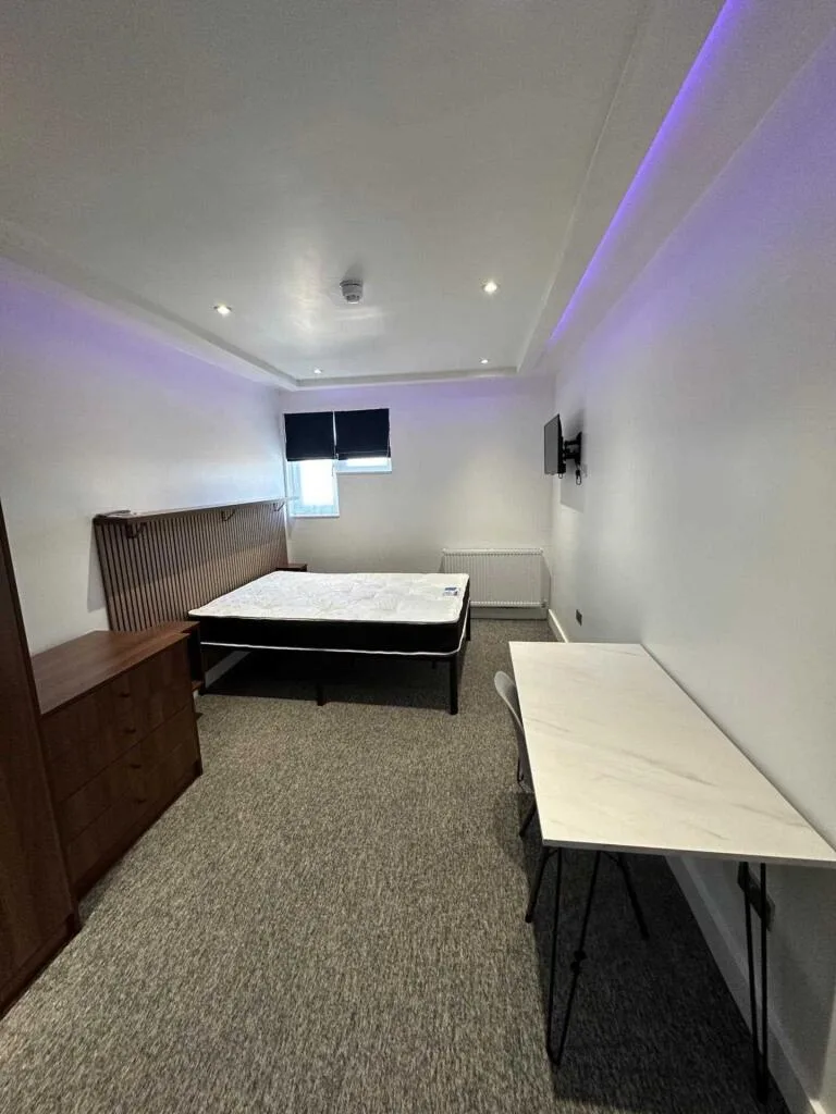 6 bedroom semi-detached house for rent