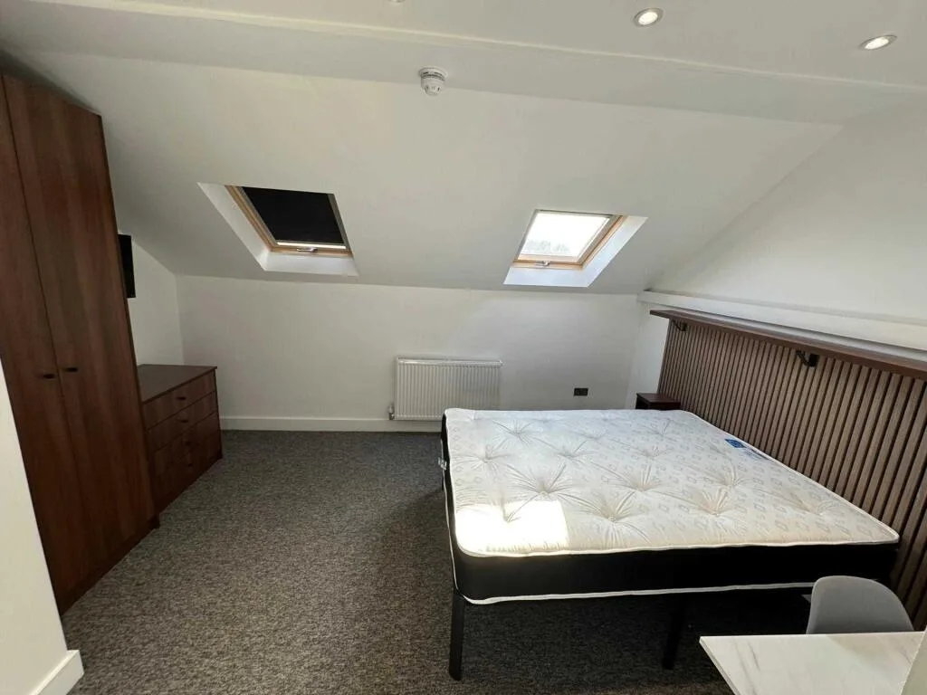 6 bedroom semi-detached house for rent