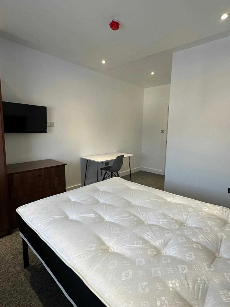 6 bedroom semi-detached house for rent