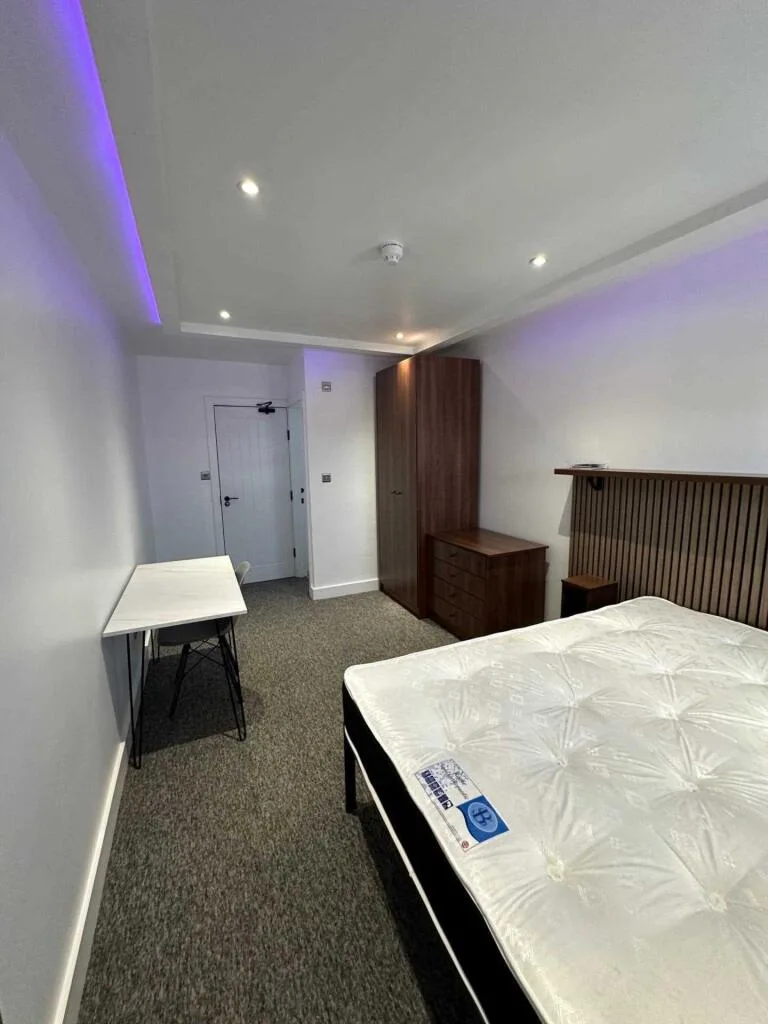 6 bedroom semi-detached house for rent