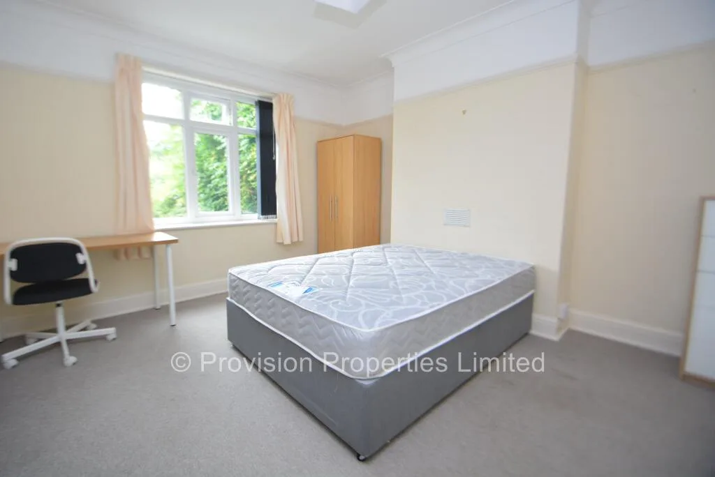 4 bedroom semi-detached house for rent