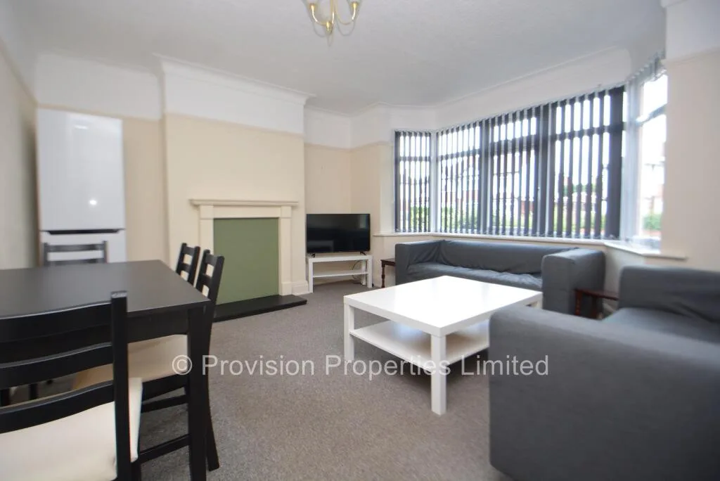 4 bedroom semi-detached house for rent