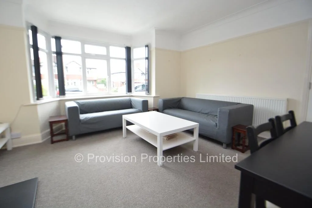 4 bedroom semi-detached house for rent