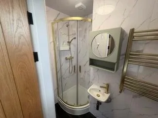 6 bedroom end of terrace house for rent