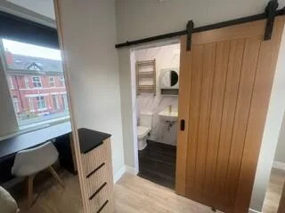 6 bedroom end of terrace house for rent