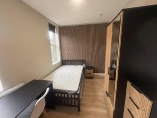 6 bedroom end of terrace house for rent