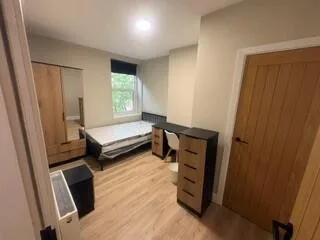 6 bedroom end of terrace house for rent