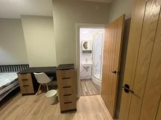 6 bedroom end of terrace house for rent