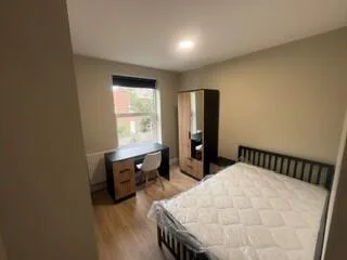 6 bedroom end of terrace house for rent