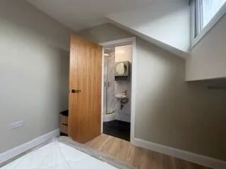 6 bedroom end of terrace house for rent