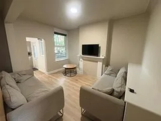6 bedroom end of terrace house for rent