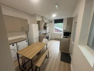 6 bedroom end of terrace house for rent