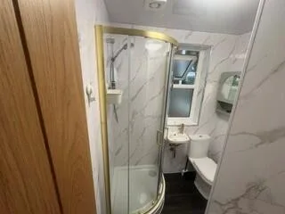 6 bedroom end of terrace house for rent