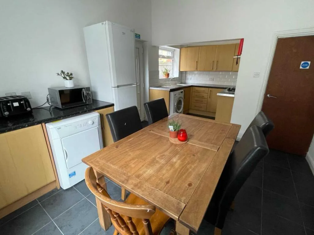 6 bedroom house for rent