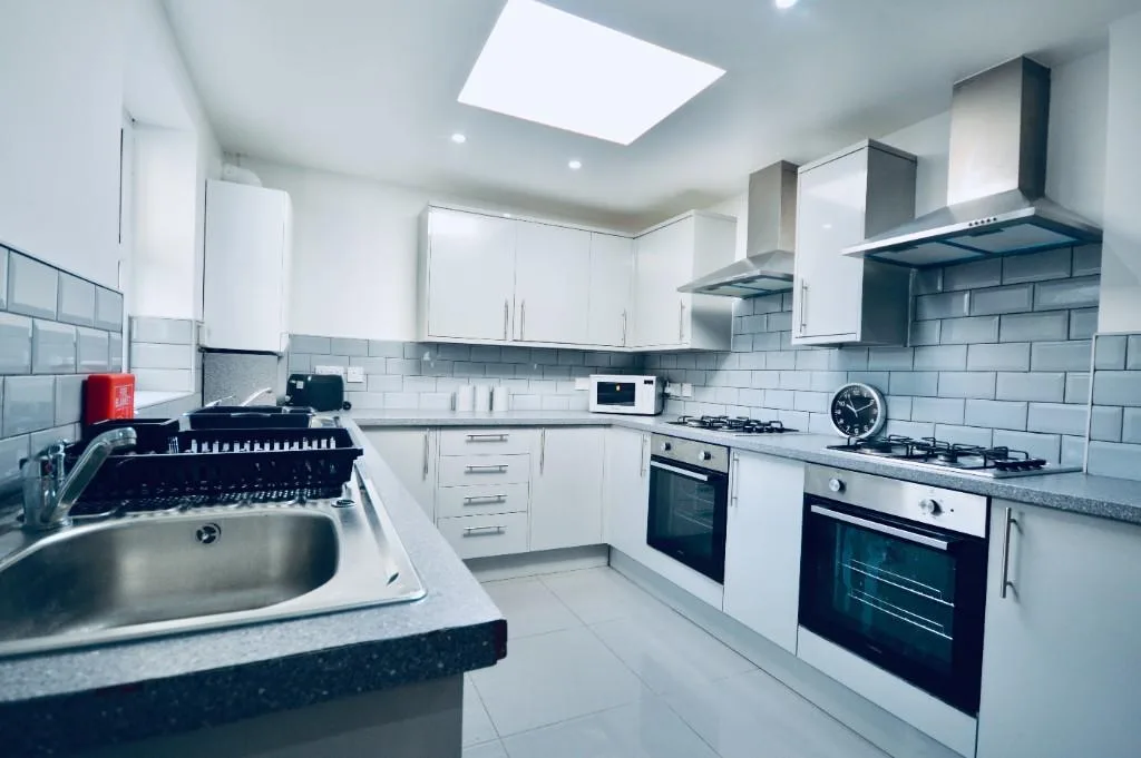 6 bedroom terraced house for rent