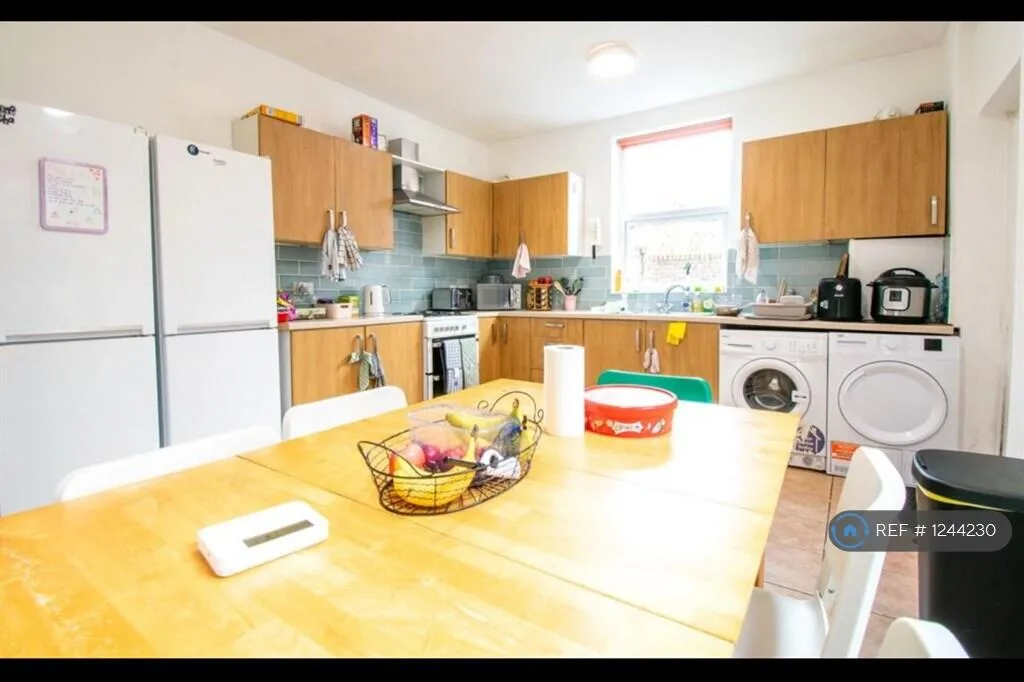 5 bedroom terraced house for rent
