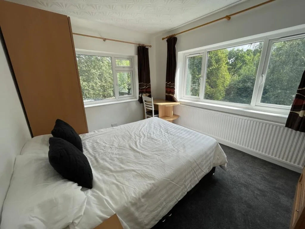 6 bedroom semi-detached house for rent