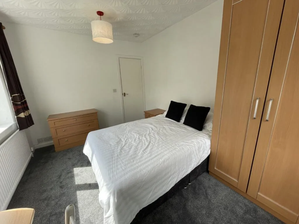 6 bedroom semi-detached house for rent