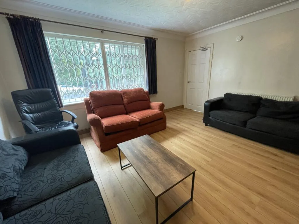 6 bedroom semi-detached house for rent
