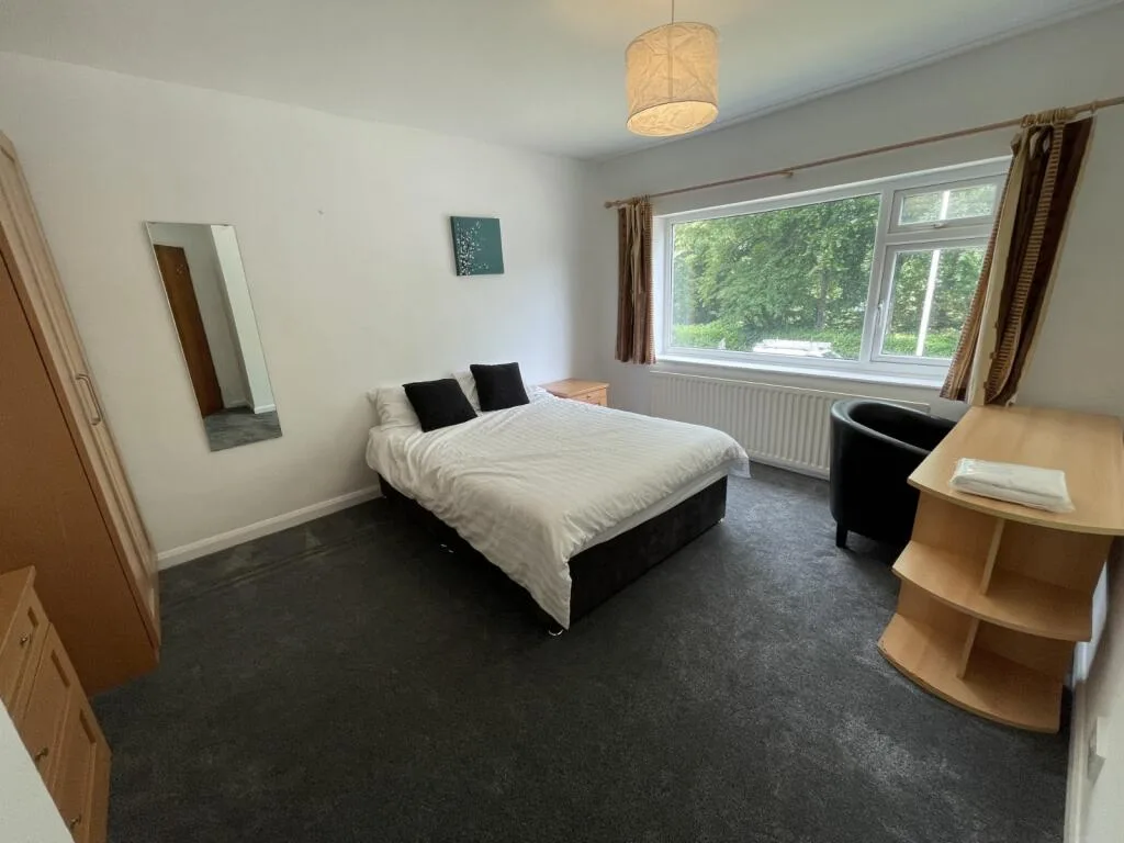 6 bedroom semi-detached house for rent