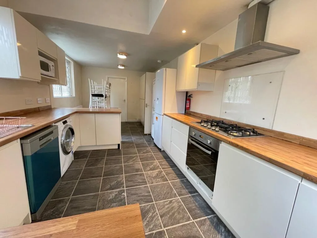 6 bedroom semi-detached house for rent